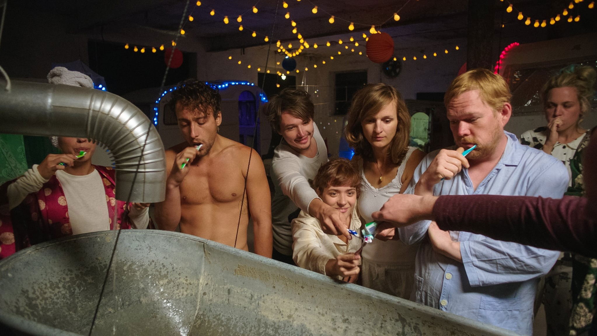 kleines-madchen-mit-seinem-bruder-in-der-badewanne 